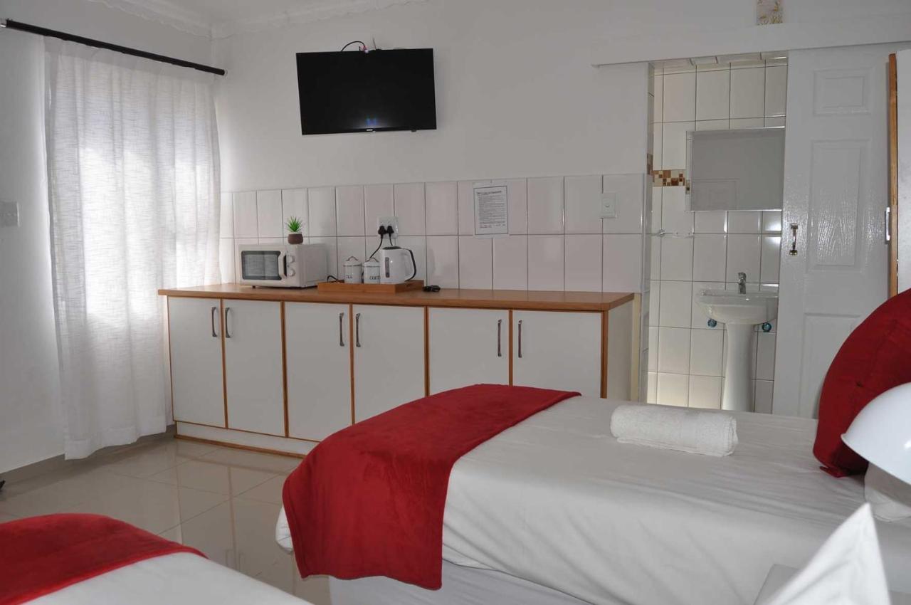 Timo'S Guesthouse Accommodation Luderitz Exterior photo