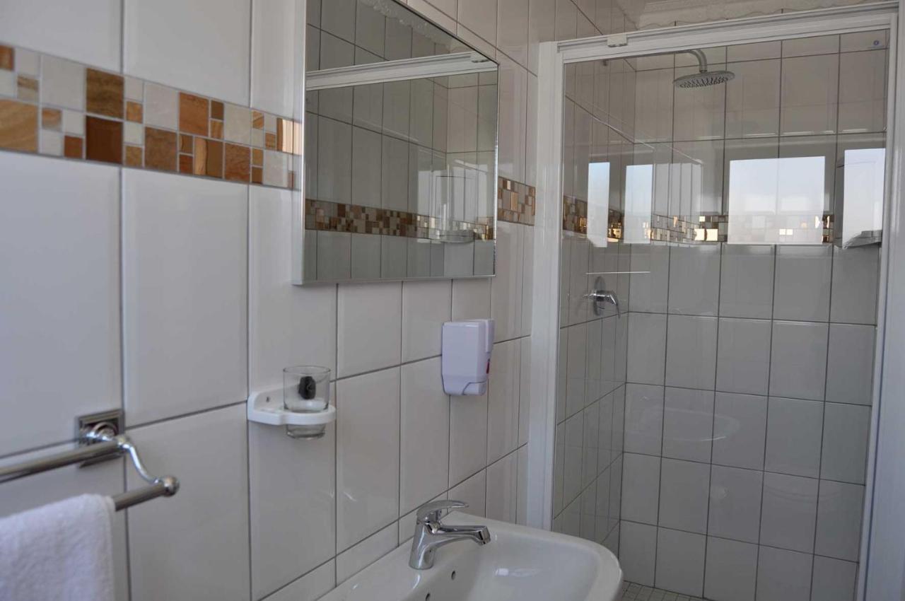 Timo'S Guesthouse Accommodation Luderitz Exterior photo