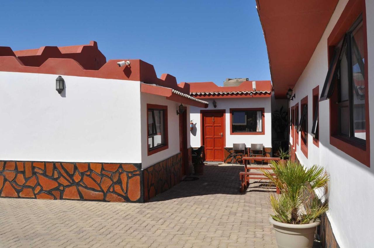 Timo'S Guesthouse Accommodation Luderitz Exterior photo